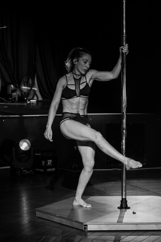 Compétition de Zahia, professeur au studio de Pole Dance près de Lille